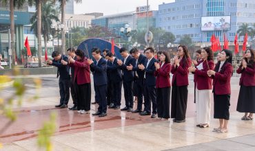 Ban lãnh đạo Tổng công ty Đầu tư Hà Thanh dâng hương, báo công tại Khu Văn hoá tưởng niệm Chủ tịch Hồ Chí Minh và Tượng đài Lê Lợi