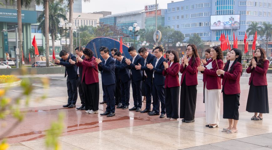 Ban lãnh đạo Tổng công ty Đầu tư Hà Thanh dâng hương, báo công tại Khu Văn hoá tưởng niệm Chủ tịch Hồ Chí Minh và Tượng đài Lê Lợi